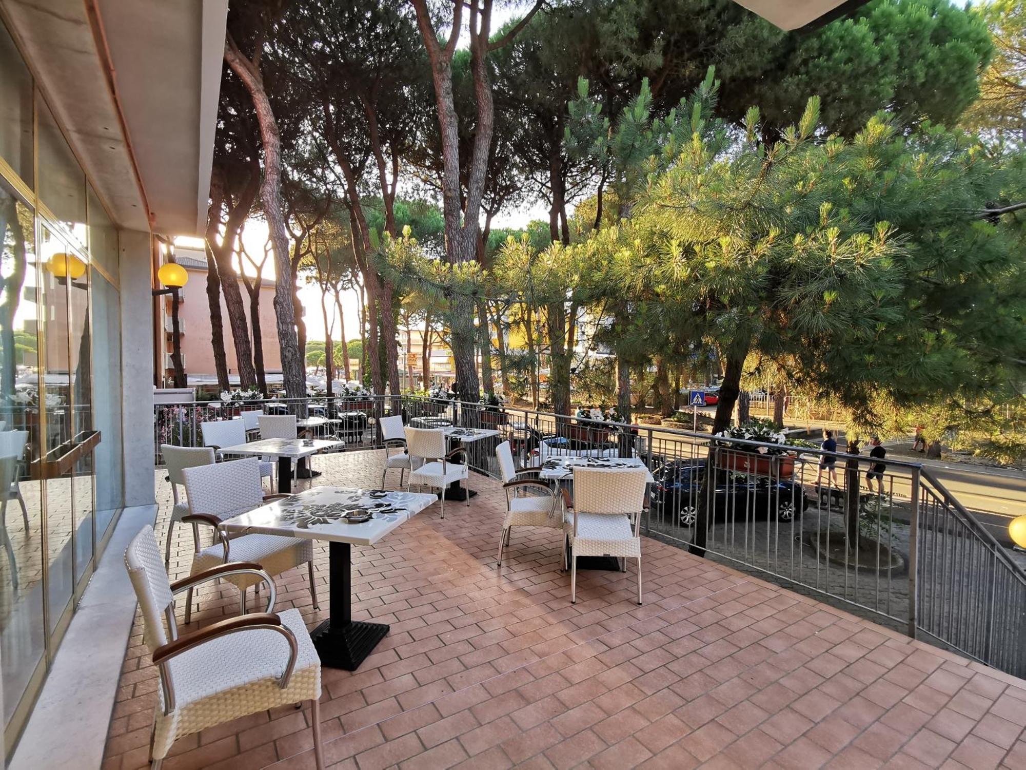 Hotel Pine Beach Rosolina Mare Exterior foto